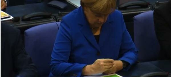 Angela Merkel liest auf der Regierungsbank eine Nachricht auf ihrem Handy / Foto: GEOLITICO